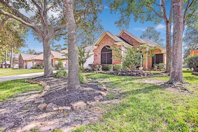 view of front facade with a front yard