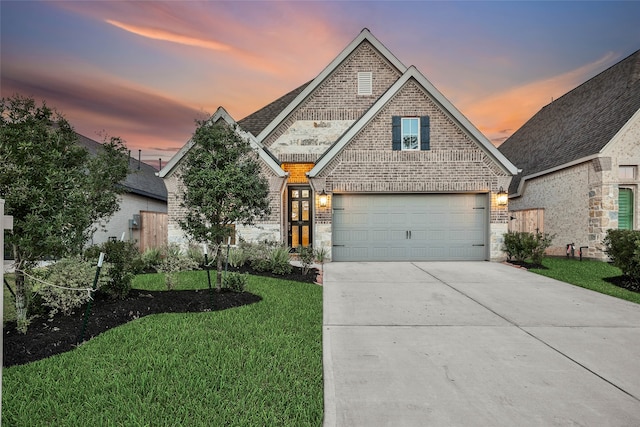 view of front facade featuring a yard and a garage