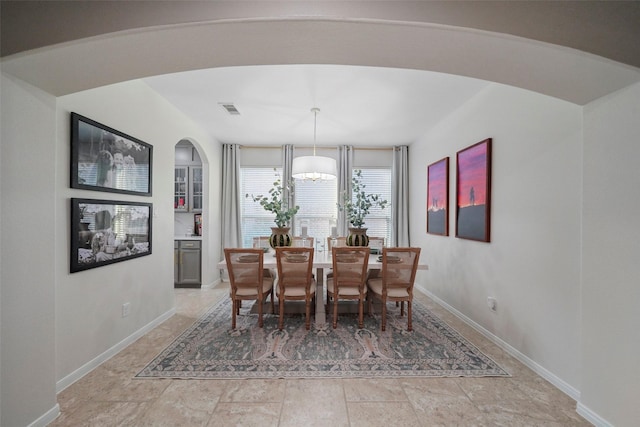 226 Hampton Glen Rd, Montgomery, TX 77356 - dining area with baseboards, visible vents, and arched walkways