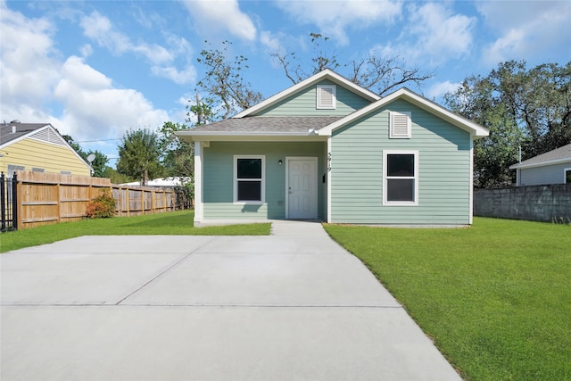 bungalow featuring a front lawn