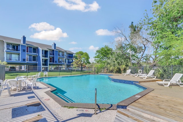 view of swimming pool featuring a lawn