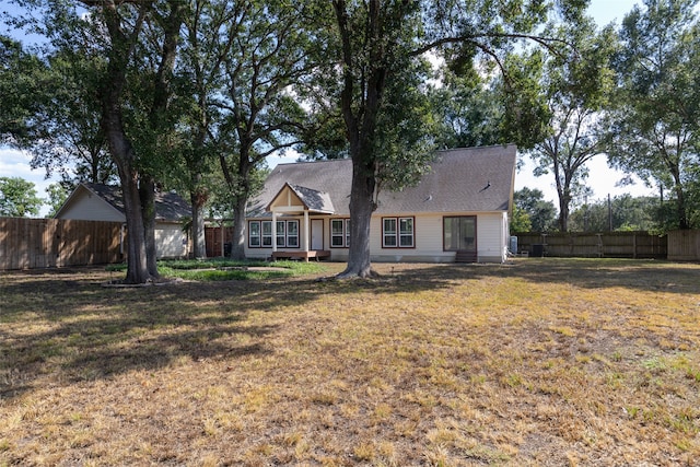 view of front facade with a front lawn