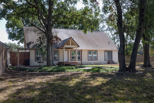 view of front facade with a front yard