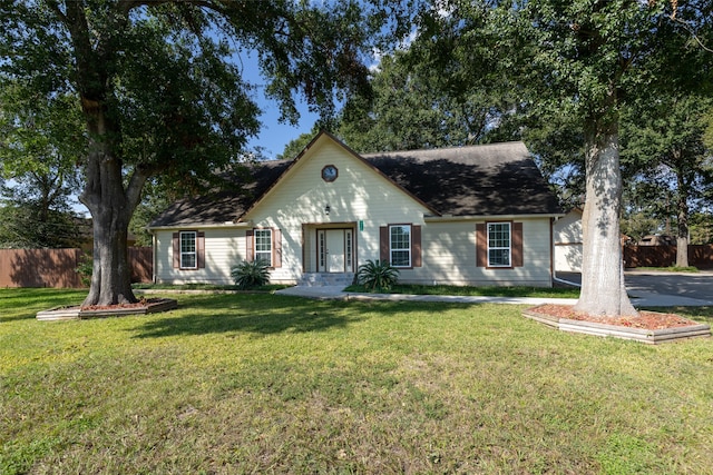 view of front facade featuring a front yard