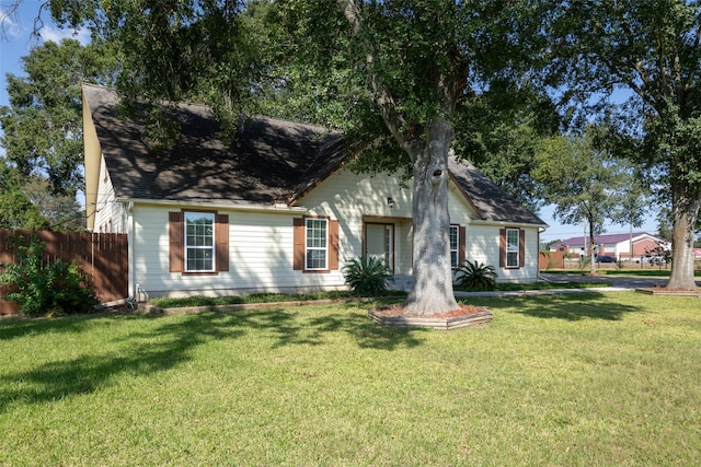 view of front of property with a front lawn