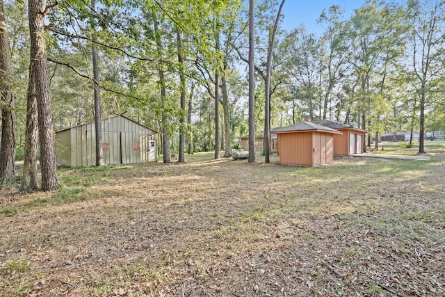 view of yard with a storage shed