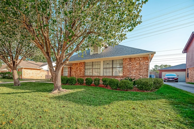 view of front of house featuring a garage and a front yard