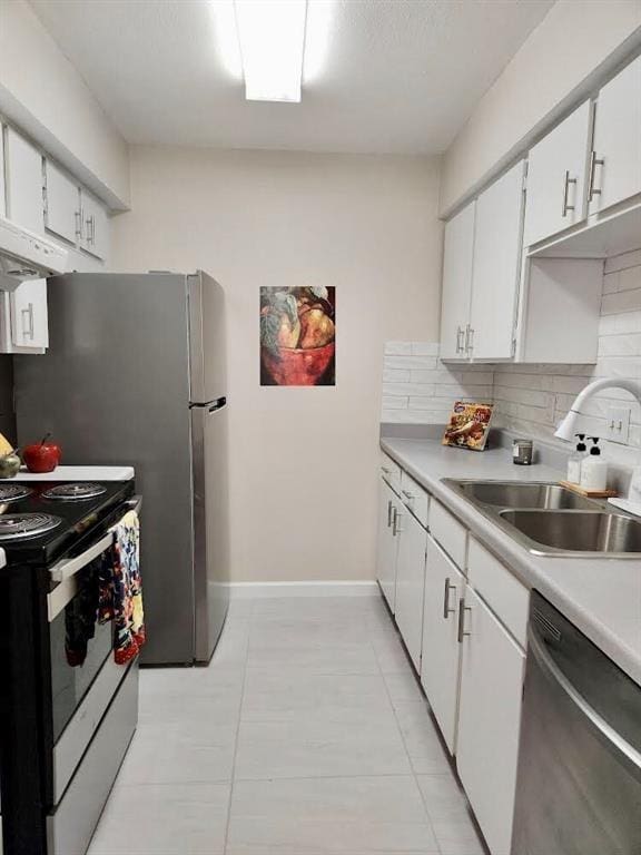 4641 Wild Indigo St Unit 449, Houston, TX 77027 - kitchen featuring stainless steel appliances, a sink, decorative backsplash, light countertops, and baseboards