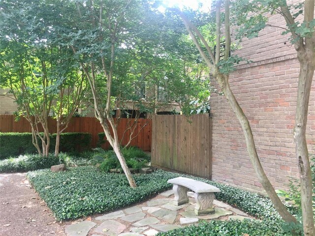 4641 Wild Indigo St Unit 449, Houston, TX 77027 - view of yard with fence