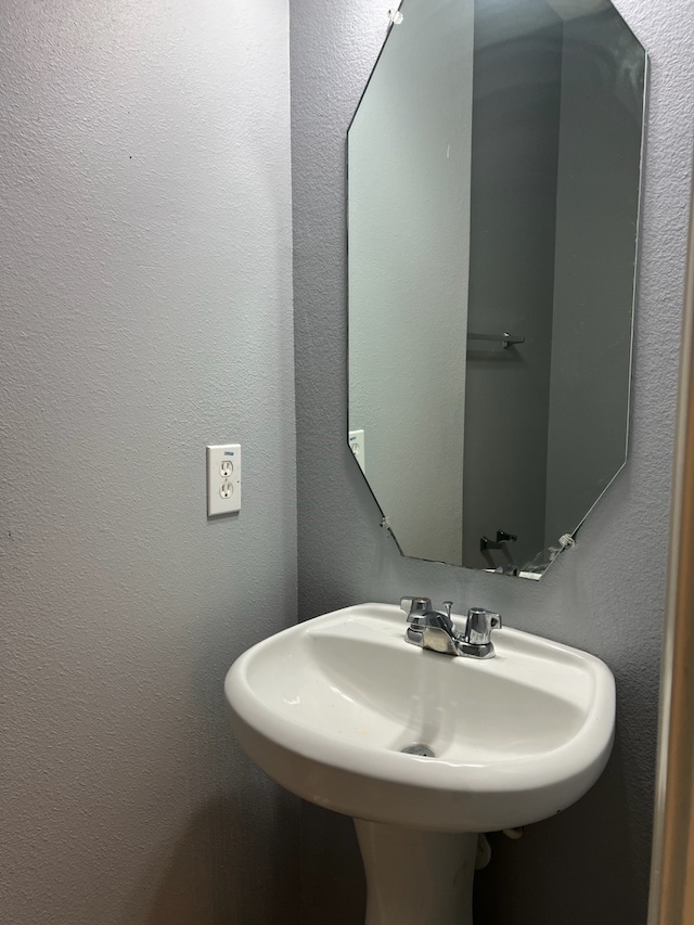 bathroom featuring sink