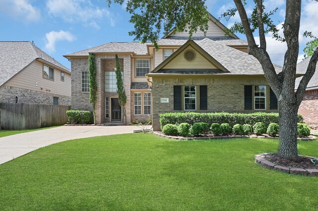 view of front of home featuring a front yard