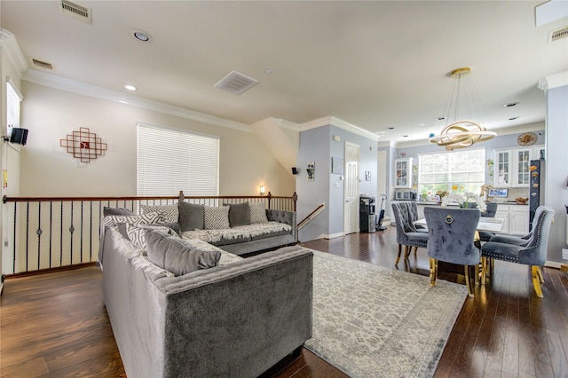 living room with dark wood-style floors, ornamental molding, a chandelier, recessed lighting, and baseboards