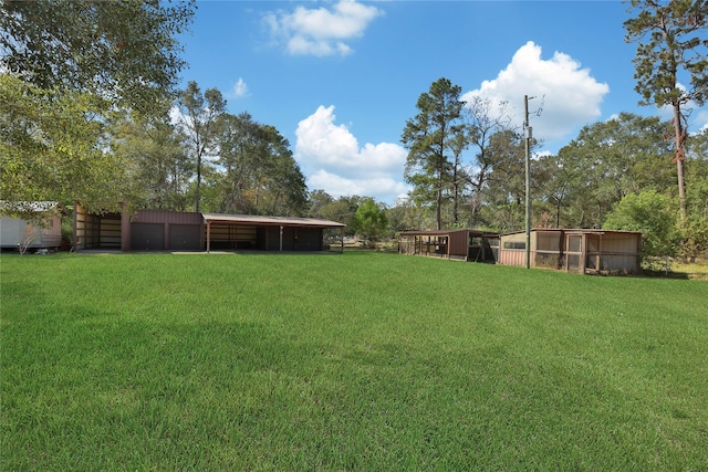 view of yard featuring an outdoor structure