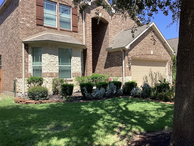 view of front of home featuring a garage and a front yard