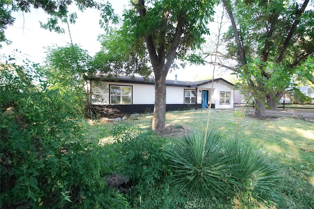 single story home with a front lawn