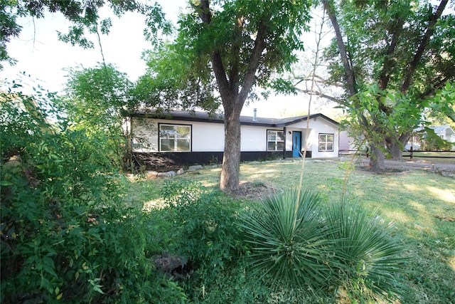 327 W Mulberry St, Fredericksburg, TX 78624 - ranch-style home with stucco siding