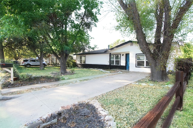 single story home with a front yard