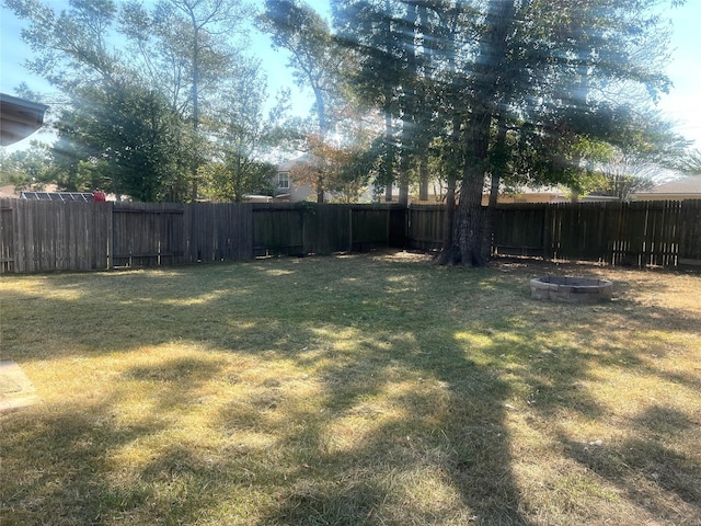 view of yard featuring a fire pit