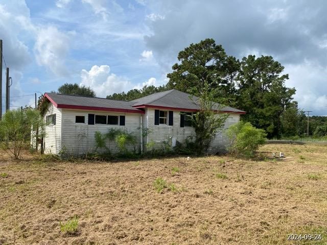 view of front of home with a front yard