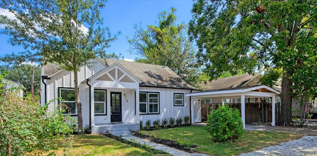 view of front of home featuring a front yard