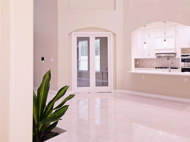 entrance foyer featuring sink and light tile patterned floors