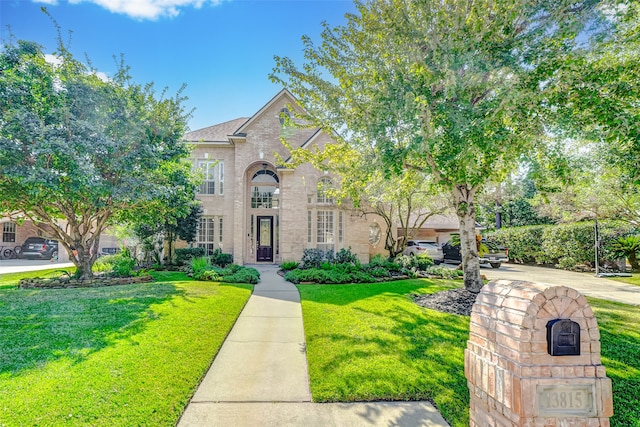 view of front of home featuring a front yard