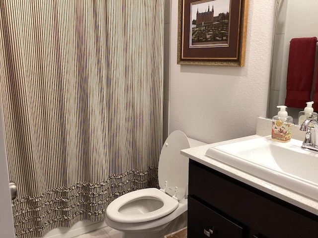 bathroom with a shower with curtain, vanity, and toilet