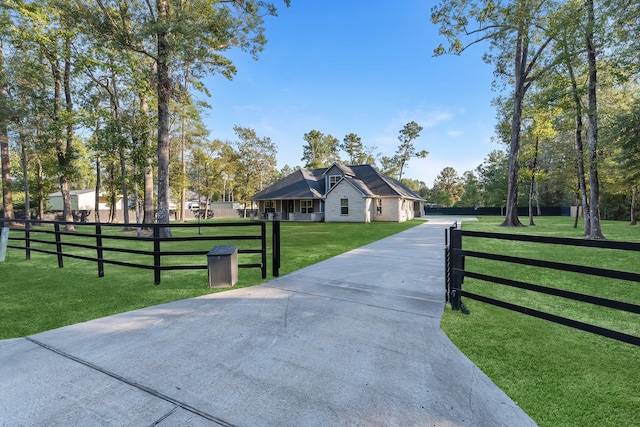 view of front of property featuring a front yard