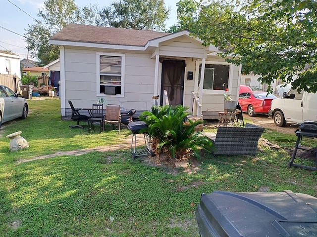 view of front of house featuring a front lawn