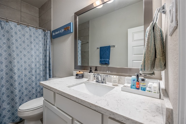 bathroom featuring a shower with shower curtain, vanity, and toilet