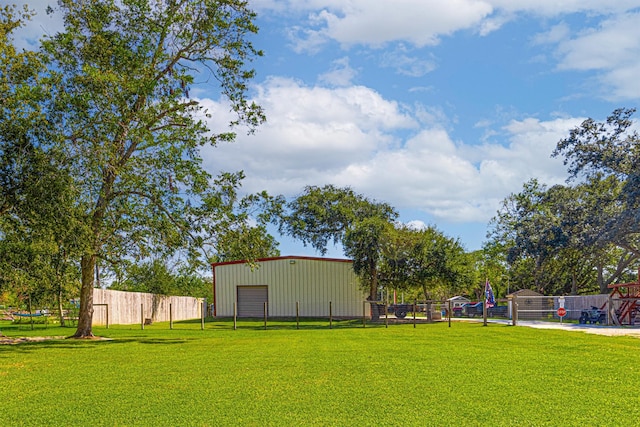 view of yard with an outdoor structure