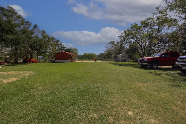 view of yard featuring a storage shed