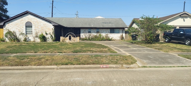 view of front of house with a front lawn