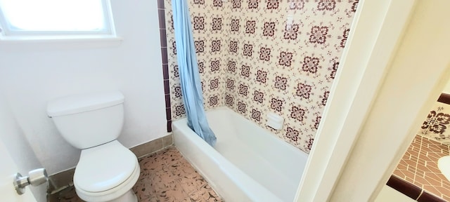 full bathroom with shower / bath combo with shower curtain, vanity, and toilet