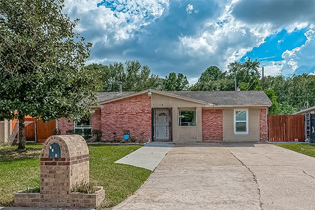 ranch-style home featuring a front lawn