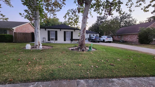 view of front facade featuring a front lawn