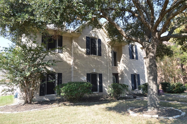 view of front facade featuring a front yard