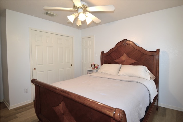 bedroom featuring ceiling fan, dark hardwood / wood-style floors, and a closet