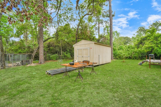 view of yard featuring a storage unit