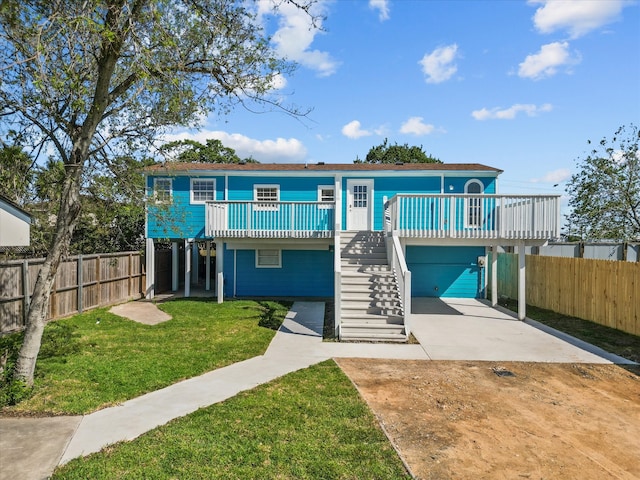 view of front of property featuring a front yard and a garage