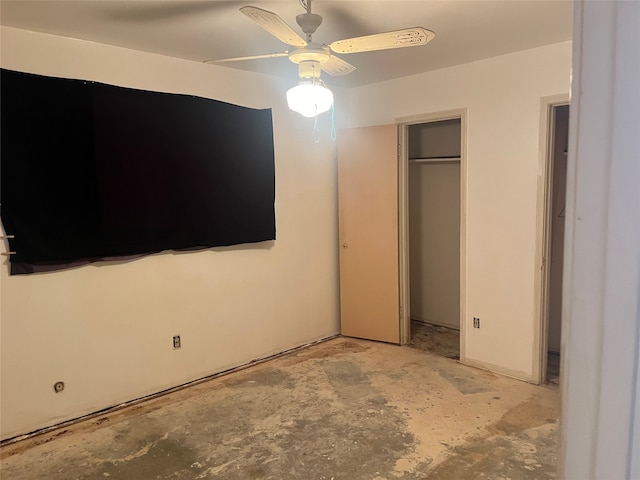 unfurnished bedroom with ceiling fan and a closet