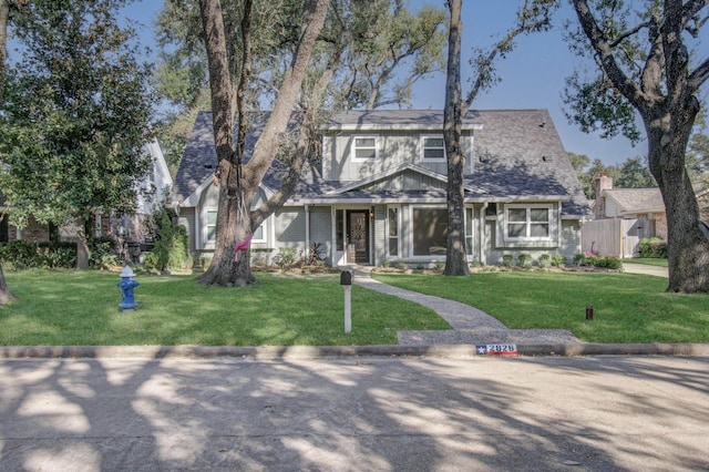 view of front of property featuring a front lawn