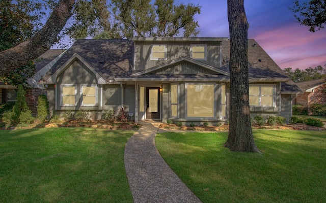 view of front of property featuring a yard