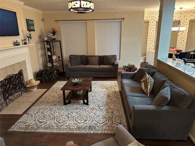 living room featuring wood finished floors, ornamental molding, and a chandelier