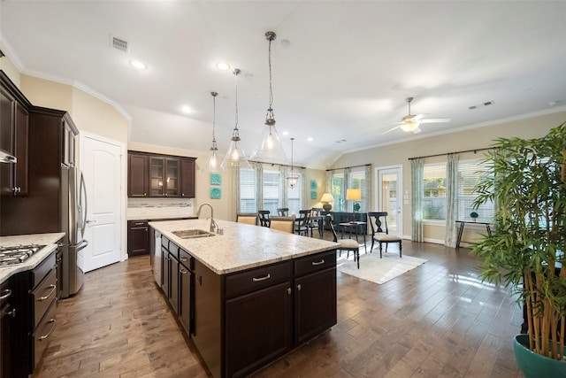 kitchen featuring pendant lighting, sink, dark wood-type flooring, a kitchen island with sink, and backsplash