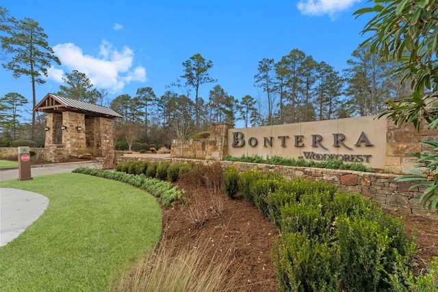 view of community / neighborhood sign