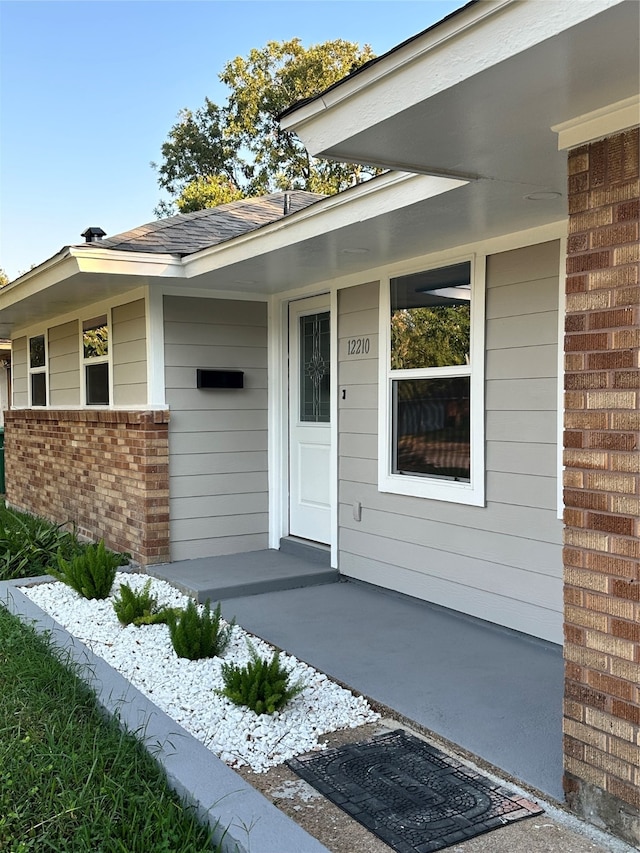 doorway to property with covered porch