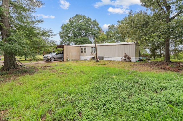 view of yard featuring a carport