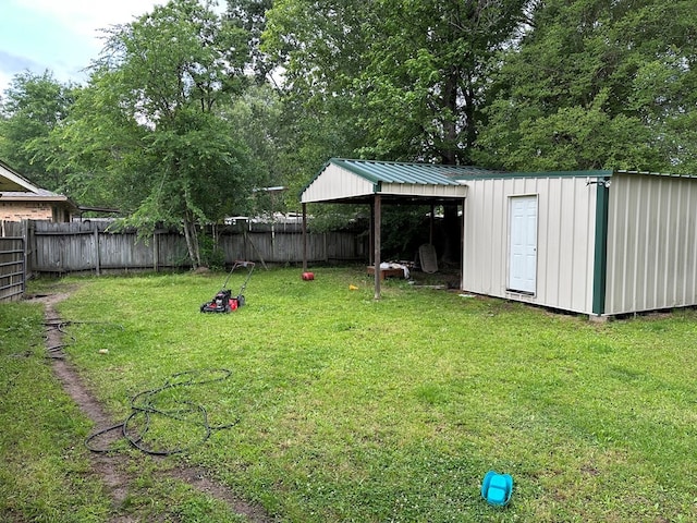 view of yard with a storage shed