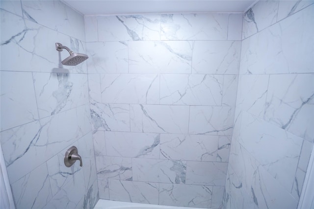 room details featuring a tile shower